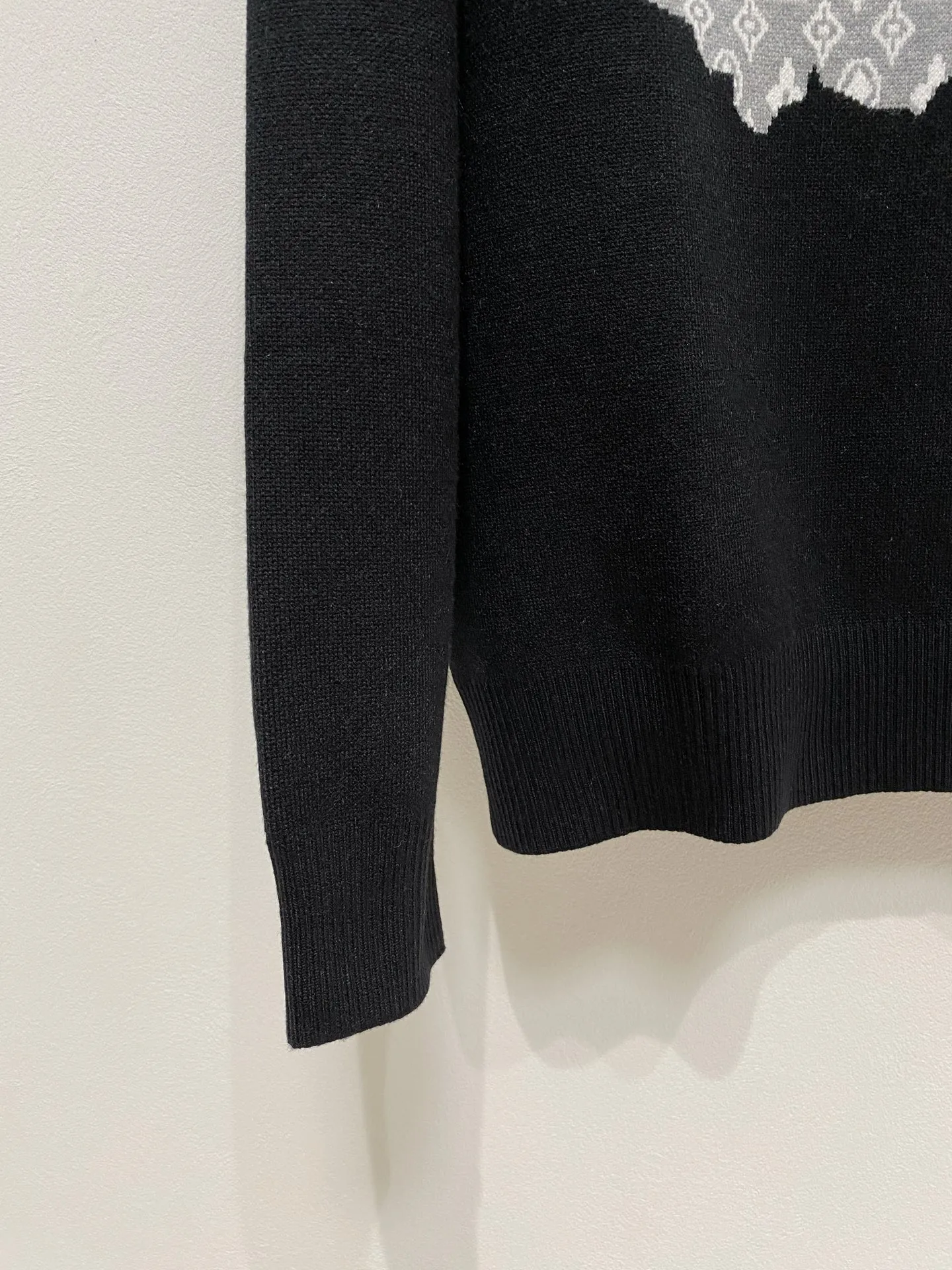 🅿️440 LV crew neck sweater, made of wool blended yarn, has good warmth retention, fluffy and soft, doubles skin care, giving you a lightweight wearing experience. High-quality natural fibers ensure high-quality life. The whole piece adopts solid color single-sided craftsmanship, leaving loose space when fit, solid color plain weave, neat texture, solid color design, durable and high-end. The workmanship is meticulous, fashionable and versatile. The reverse shoulder design is simple and comfortable. At the same time, it uses counter stitching to highlight the quality in the details, making the temperament more low-key, restrained, calm and stylish, and better showing the clean and tidy side of successful men. The collar, cuffs, and hem are made of dense rib weaving, which is tight and elastic, not easy to deform, and highlights the details and texture. Whether worn alone or layered, it can not only give you a warm feeling, but also give you a sophisticated sense of fashion.      Size: M-XXXL